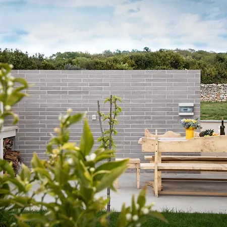 Juric - Free Covered Parking Pula