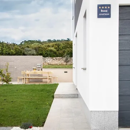 Juric - Free Covered Parking Apartment *