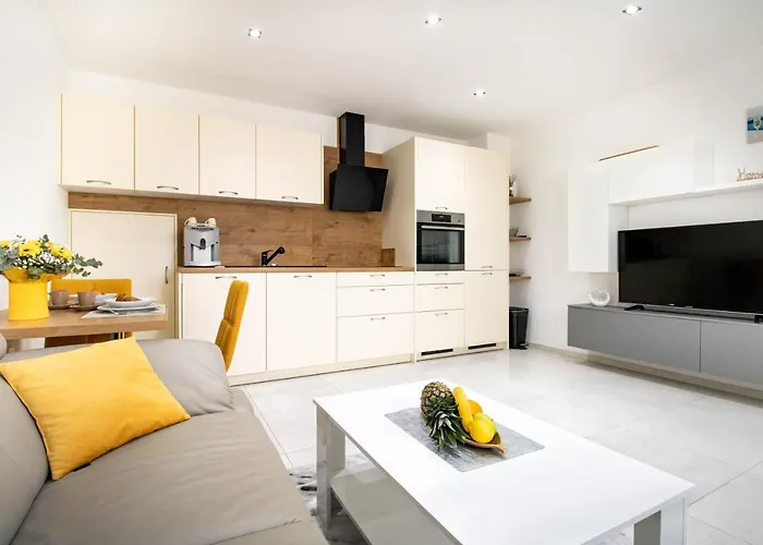 Juric - Free Covered Parking Pula