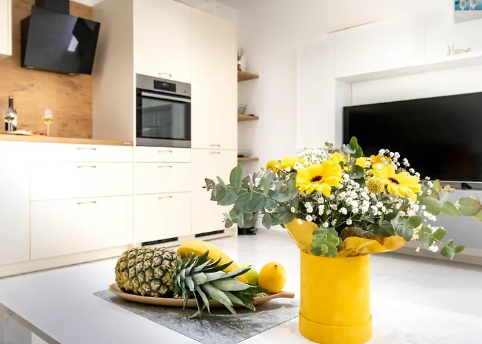 Juric - Free Covered Parking Pula