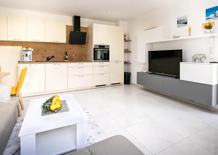 Juric - Free Covered Parking Apartment *